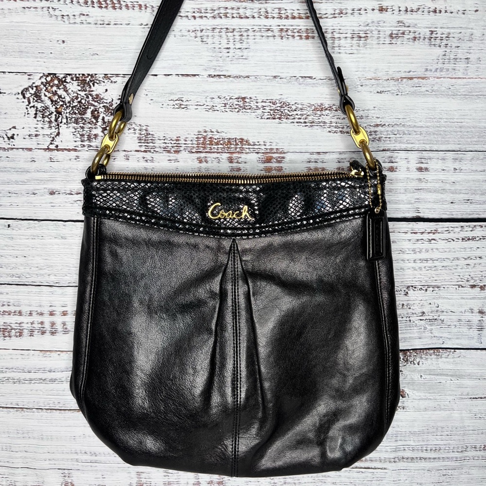 Vintage coach bag, it is brown in great condition.